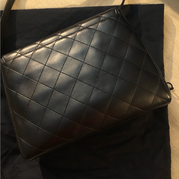 CHANEL double loop in smooth leather and gold hardware - Picture 4 of 12